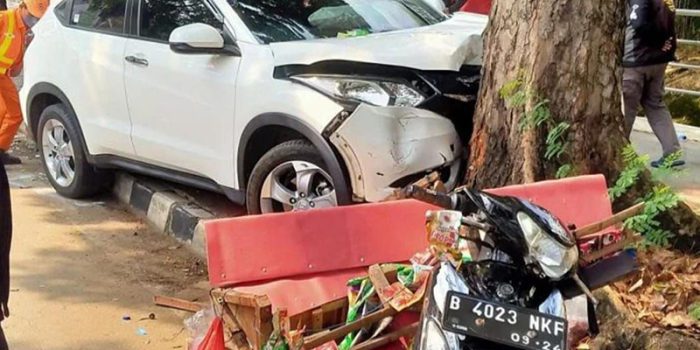 Honda HRV Tabrak 2 Pedagang dan Ojol di Tangsel