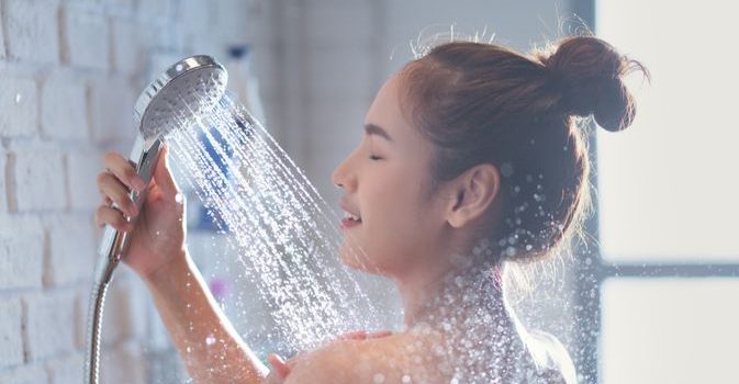 Ini Manfaat Sering Mandi Air Dingin