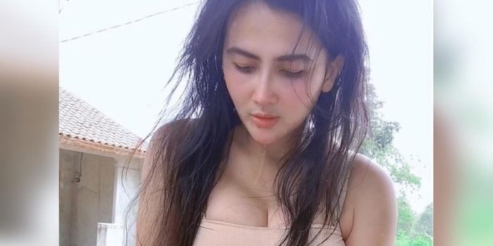 Diana Dee Starlight Pose Ngulek Sambal, Netizen: Ada yang Hot tapi Bukan Cabe!