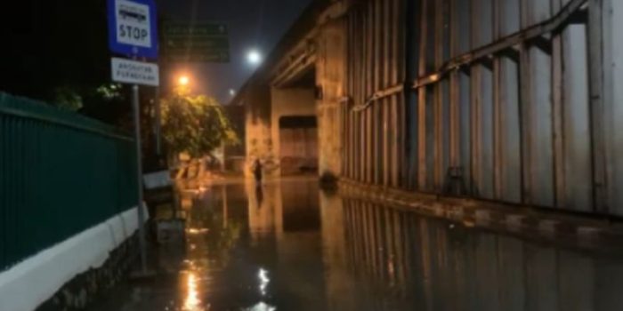Diterjang Banjir, Akses Jalan di Kolong Flyover Cibodas Tangerang Terputus