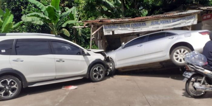 Diduga Rem Blong, 2 Mobil dan 1 Motor Terlibat Kecelakaan di Pabuaran
