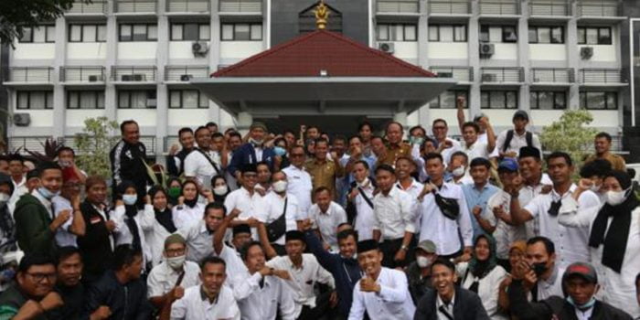 Tolak Rencana Penghapusan, Ratusan Honorer Kepung Kantor Walikota Serang