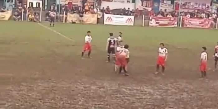 Tak Terima Di-Kartu Merah, Oknum Anggota DPRD Tangsel Bogem Wasit