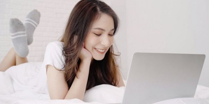 Pahami 4 Bahaya yang Mengintai Saat Bermain laptop Dengan Posisi Tidur