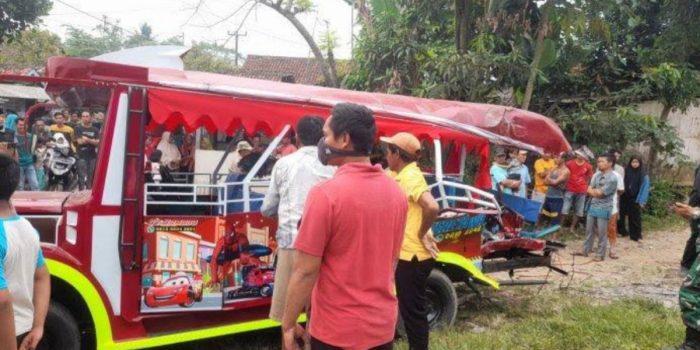 Kereta Api Tabrak Odong-odong, 9 Orang Tewas