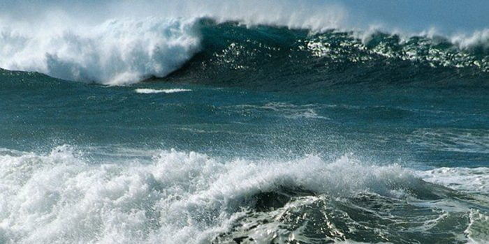 BMKG: Waspada Gelombang Sangat Tinggi hingga 6 Meter di Selatan Banten