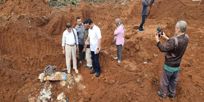 Satu Ton Beras Bansos Presiden yang Dikubur di Depok