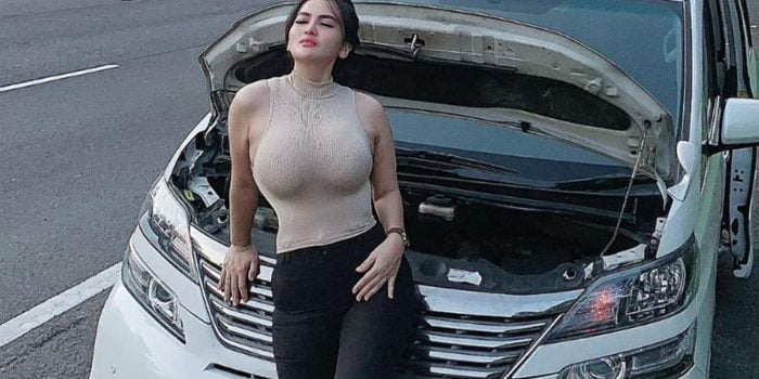 Potret Tante Diana Dee Pakai Tanktop Ngoprek Mobil Mogok