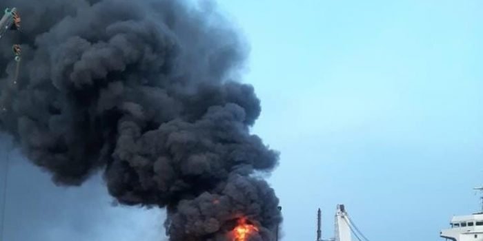 Kapal Terbakar, Polsek Puloampel Polres Cilegon Lakukan Evakuasi