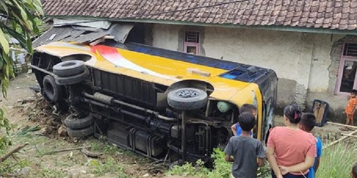 Bus Rombongan Mahasiswa Untirta Terguling Saat Hendak ke Baduy