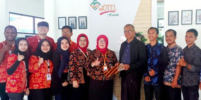 Enam Mahasiswa Sekolah Tinggi Pariwisata Trisakti, KKN di SMK Baitul Hamdi Pandeglang