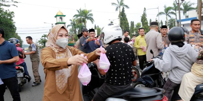Bupati Pandeglang Borong Takjil dan Membagikannya Kepada Warga
