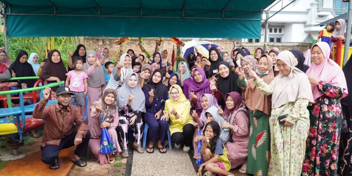 Meski Diguyur Hujan, Tak Surutkan Warga Bertemu Airin