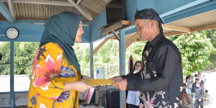 Turun ke Dapil, Adde Rosi Serap Aspirasi dan Berikan Bantuan Pribadi Untuk Masyarakat
