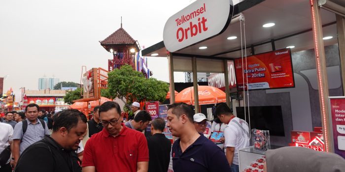 Telkomsel Bagikan Motor Listrik Untuk Meriahkan Jakarta Fair Kemayoran 2023