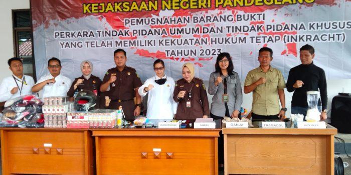 Kejari Pandeglang Musnahkan Barang Bukti 50 Kasus Kejahatan