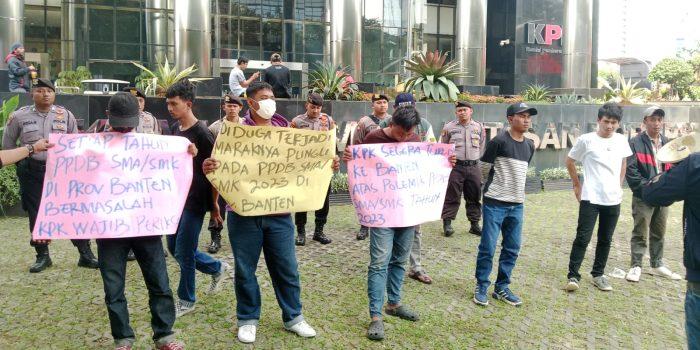 Puluhan Mahasiswa Demo Depan Gedung KPK Mendesak KPK Bongkar Dugaan Praktek Pungli PPDB Online di Banten