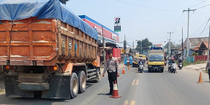 Bak Film Komedi, Ban Mobil Lepas Hantam Kendaraan Lain di Serang