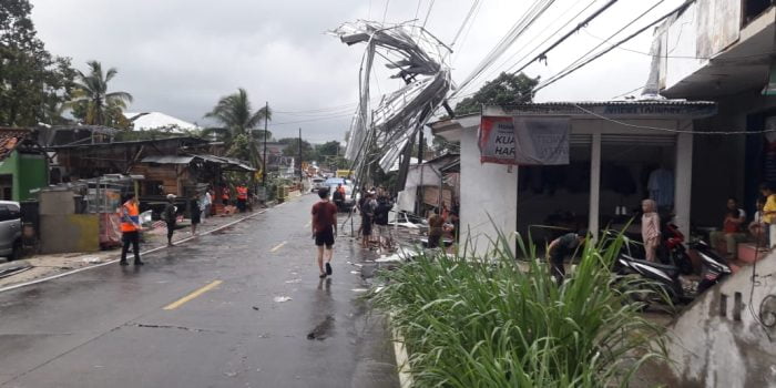 Dihantam Puting Beliung, Puluhan Bangunan di Batubantar Pandeglang Porak Poranda