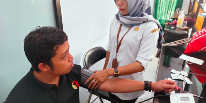 Tim Medis Puskesmas Bangkonol Rutin Periksa Kesehatan Panitia Pemilu 2024