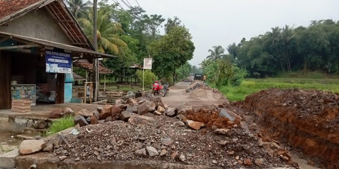 Telan Rp 5 Miliar Lebih, Proyek Jalan Kadubungbang-Cimanuk Dikeluhkan