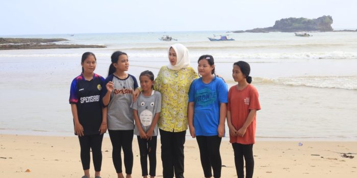 Airin Terpesona Keindahan Pantai Kecamatan Bayah