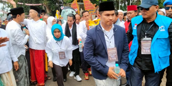 Berjalan Kaki, Ribuan Masyarakat Antar Fitron-Diana Daftar Ke KPU Pandeglang