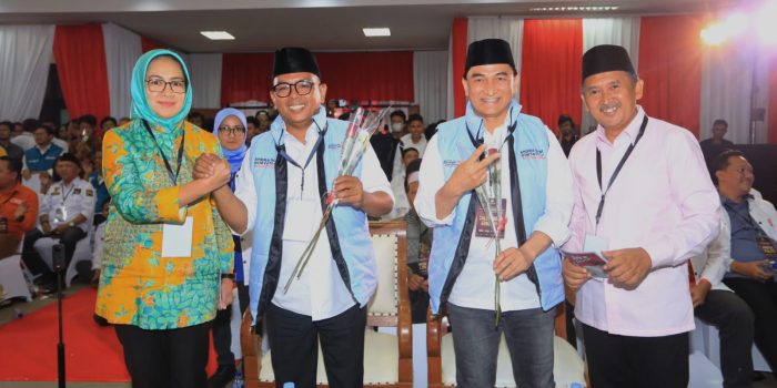 Berikan Mawar Pada Rivalnya, Airin Sampaikan Pesan Persahabatan