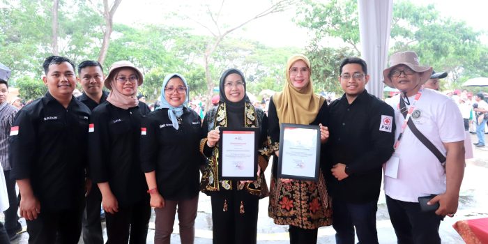 Bupati Serang Ratu Tatu Chasanah Terima Penghargaan dari PMI Pusat