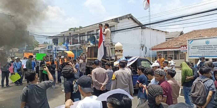 Banyak Oknum ASN Pandeglang Diduga Tak Netral Dalam Pilkada, Mahasiswa Geruduk Bawaslu