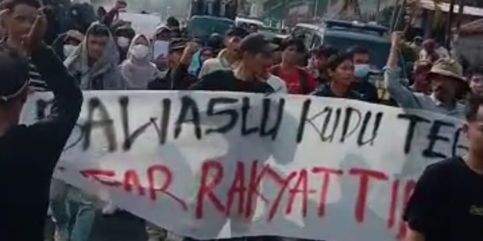 Tuntut ASN dan Kades Netral, Massa AMPD Lempari Kantor Bupati dengan Tomat Busuk