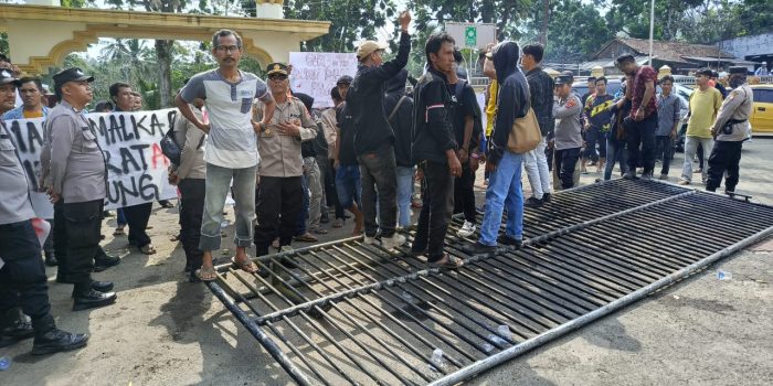 Tolak Politisasi Guru, Massa Aksi AMPD Lempari Telur Busuk ke Gedung Disdikpora