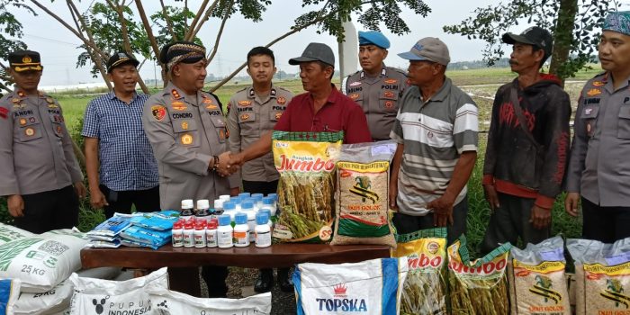 Dukung Ketahanan Pangan, Kapolres Serang Berikan Bantuan Benih, Pupuk dan Pestisida Ke 4 Kelompok Tani