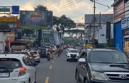 Jelang Tahun Baru Puncak Bogor Dipadati Kendaraan Pagi Ini