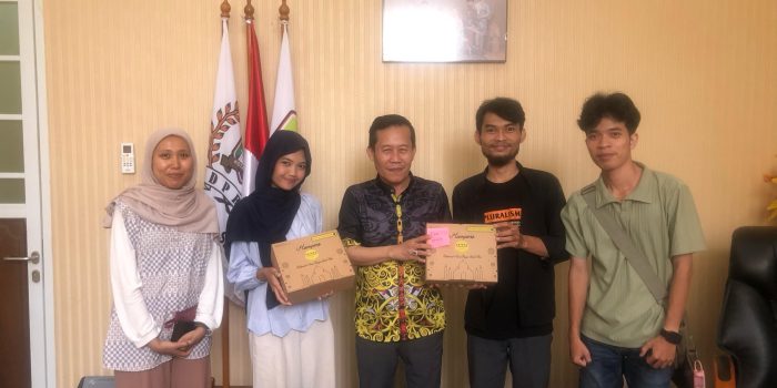 Dukung Pemberdayaan Masyarakat, Ketua DPRD Kota Serang Borong Hampers Komunitas Penyintas Bencana