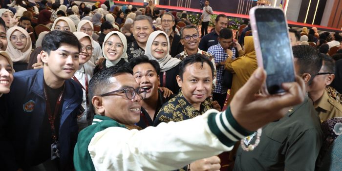 Gubernur Banten Tampil Keren Pakai Jaket Unsera, Akrab Selfie dengan Mahasiswa