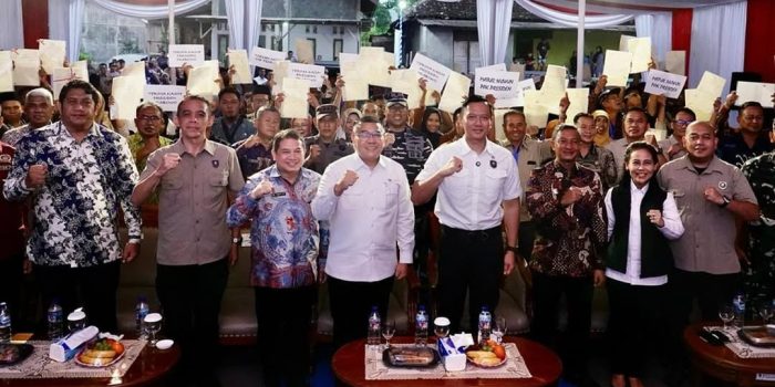 PTSL Lampaui Target, Menko AHY Dan Wamen Ossy Serahkan Langsung Sertipikat Kepada Warga di Pacitan