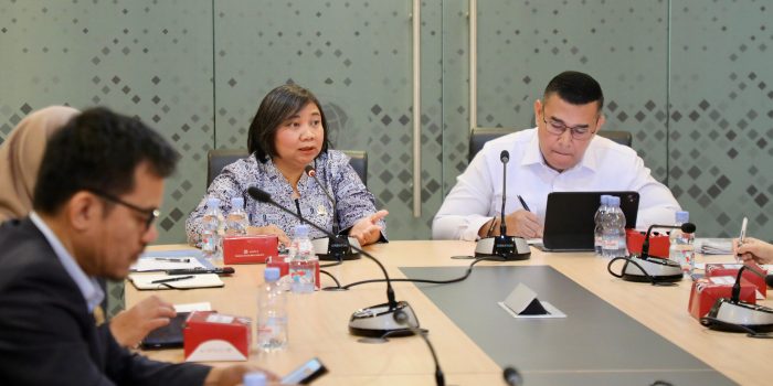 Serahkan 160 Sertipikat Tanah Ke Pemda Dan Masyarakat Sulteng, Wamen Ossy Tegaskan Bentuk Komitmen Negara Hadirkan Kepastian Hukum