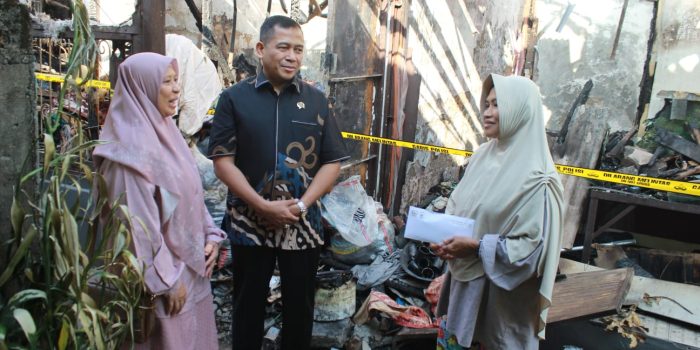 Kepedulian Legislator: Ibu Sawinah Menangis Haru Saat Terima Bantuan Usai Rumahnya Terbakar
