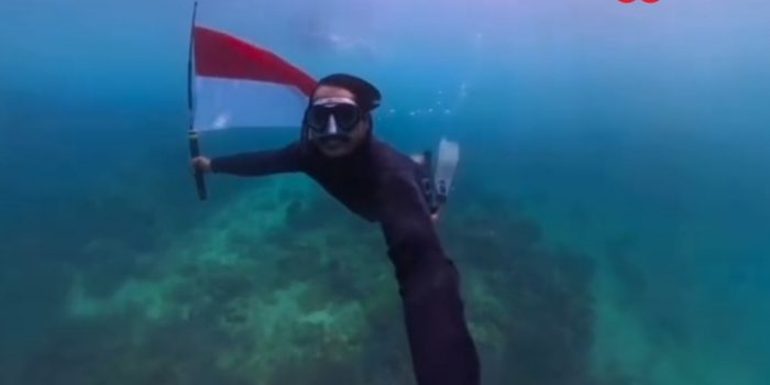 Meriah! Ujung Kulon Adventure Kibarkan Bendera Merah Putih di Dalam Laut dan Gelar Upacara di Pulau Peucang