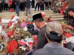 Warga Tumpahkan Sampah di Kantor Bupati Pandeglang