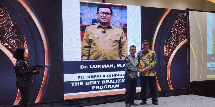 Plt Kadindikbud Pemprov Banten Lukman Raih Penghargaan The Best Realization Program Sekolah Gratis