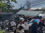 tuk tronton terjun bebas dari Tol Tangerang-Merak