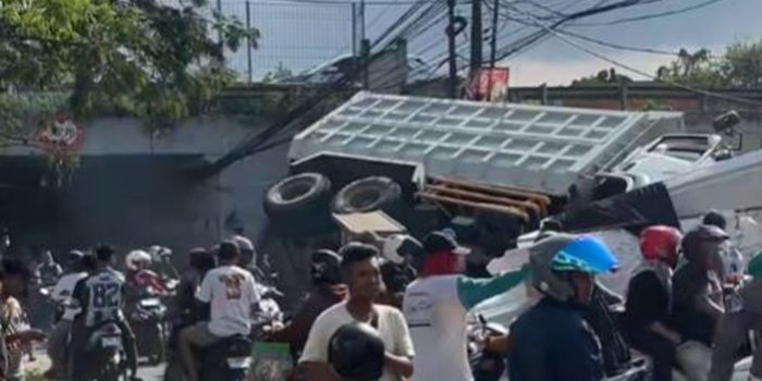 Kronologi Truk Tronton Jatuh dari Tol Tangerang-Merak di Kaligandu Serang