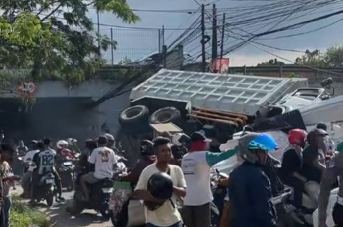 tuk tronton terjun bebas dari Tol Tangerang-Merak