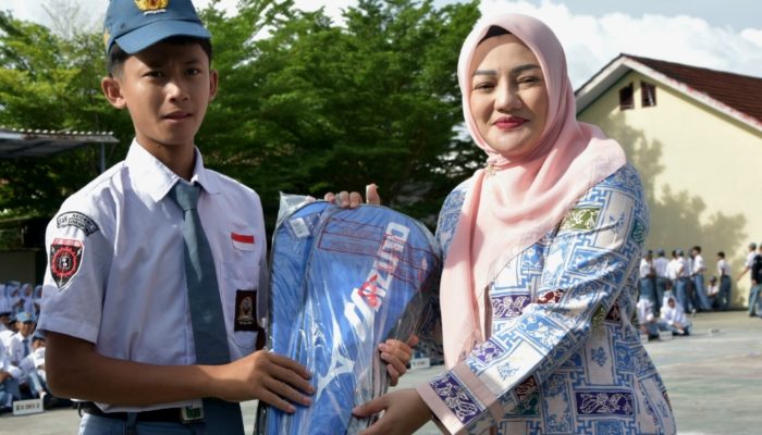 Adde Rosi Serahkan Bantuan Alat Olahraga Kemenpora ke SMKN 1 Rangkasbitung