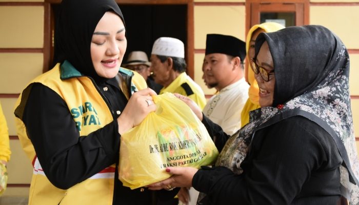HUT Golkar ke-61, Adde Rosi Bagi Ribuan Sembako ke Warga Lebak