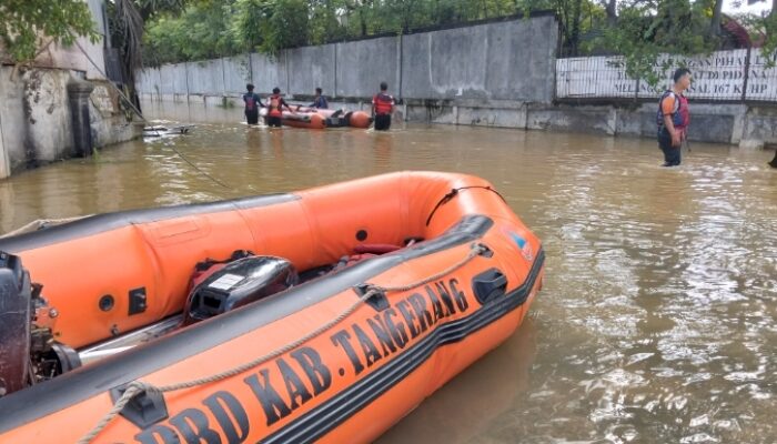 Kawasan Industri Km 22 Tangerang Terendam, BPBD Evakuasi Karyawan Terjebak Banjir