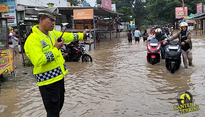 Akibat Banjir, Jalan Aria Santika Tigaraksa Lumpuh