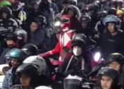 Arus Mudik 2026, Pemudik Berkostum Power Rangers Jadi Perhatian di Pelabuhan Ciwandan